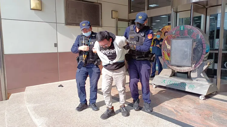 遭丟包的歹徒先被制伏。大園警分局提供