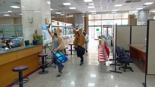 銀行搶匪遭同夥丟包 Q版防搶演練!大園警寓教於樂讓民眾印象深刻