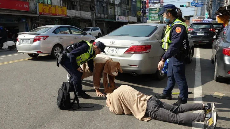 駕車逃逸的搶匪攔截到案。大園警分局提供