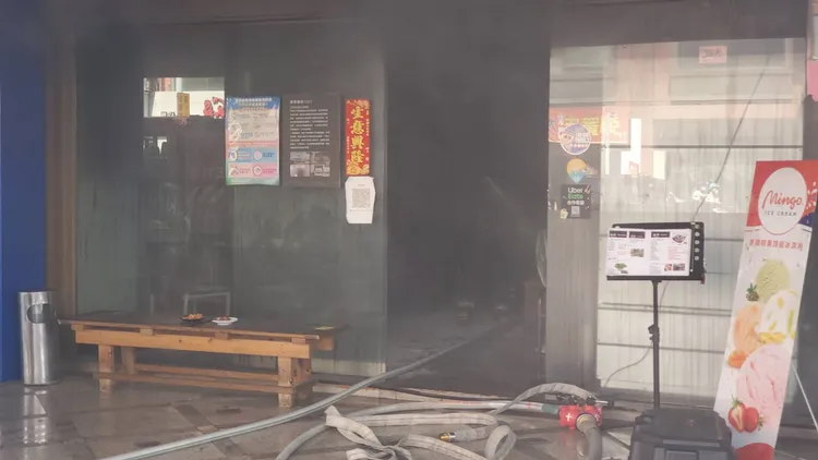 燒肉店冒出濃煙，消防人員冒險滅火。王勇超攝