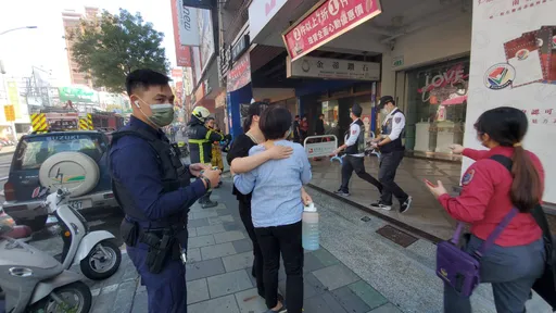 獨家|媽媽火場急喊「小孩受困」 消防員衝珠寶店破門!結局是這樣