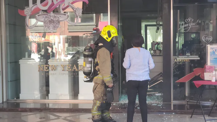 珠寶店老闆娘得知店內樓上的小孩已逃出，鬆了一口氣。王勇超攝