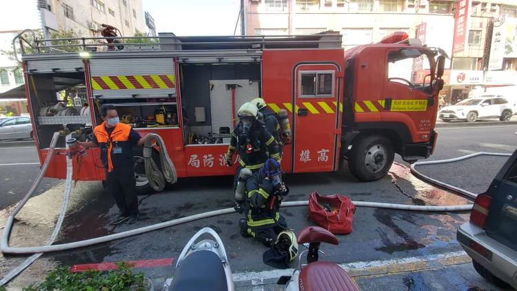 消防員到場搶救。王勇超攝