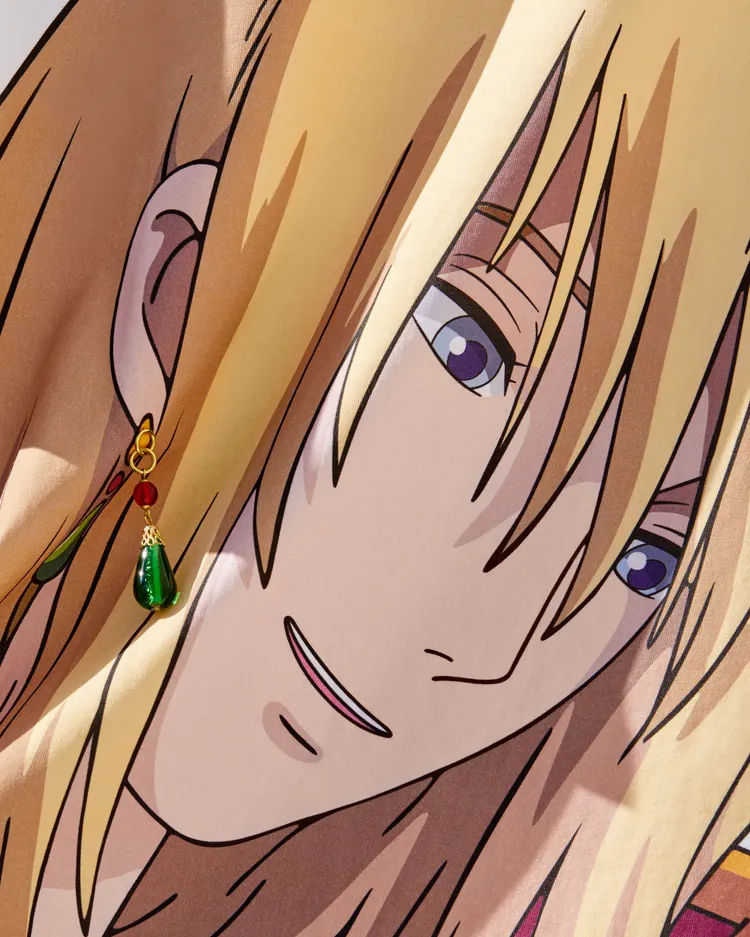 局部照片中可以看到劇中場景和角色圖案，還有原汁原味設計出霍爾的綠寶石耳環。品牌提供