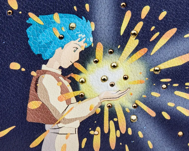 LOEWE x《霍爾的移動城堡》系列含括服裝、包款及配飾，目前僅釋出各款商品的局部細節圖案。品牌提供