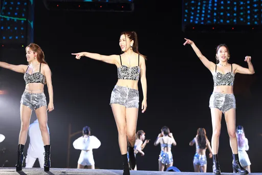 白家綺霸全台跨年晚會收視冠軍 領軍辣妹團「峰峰到天邊」