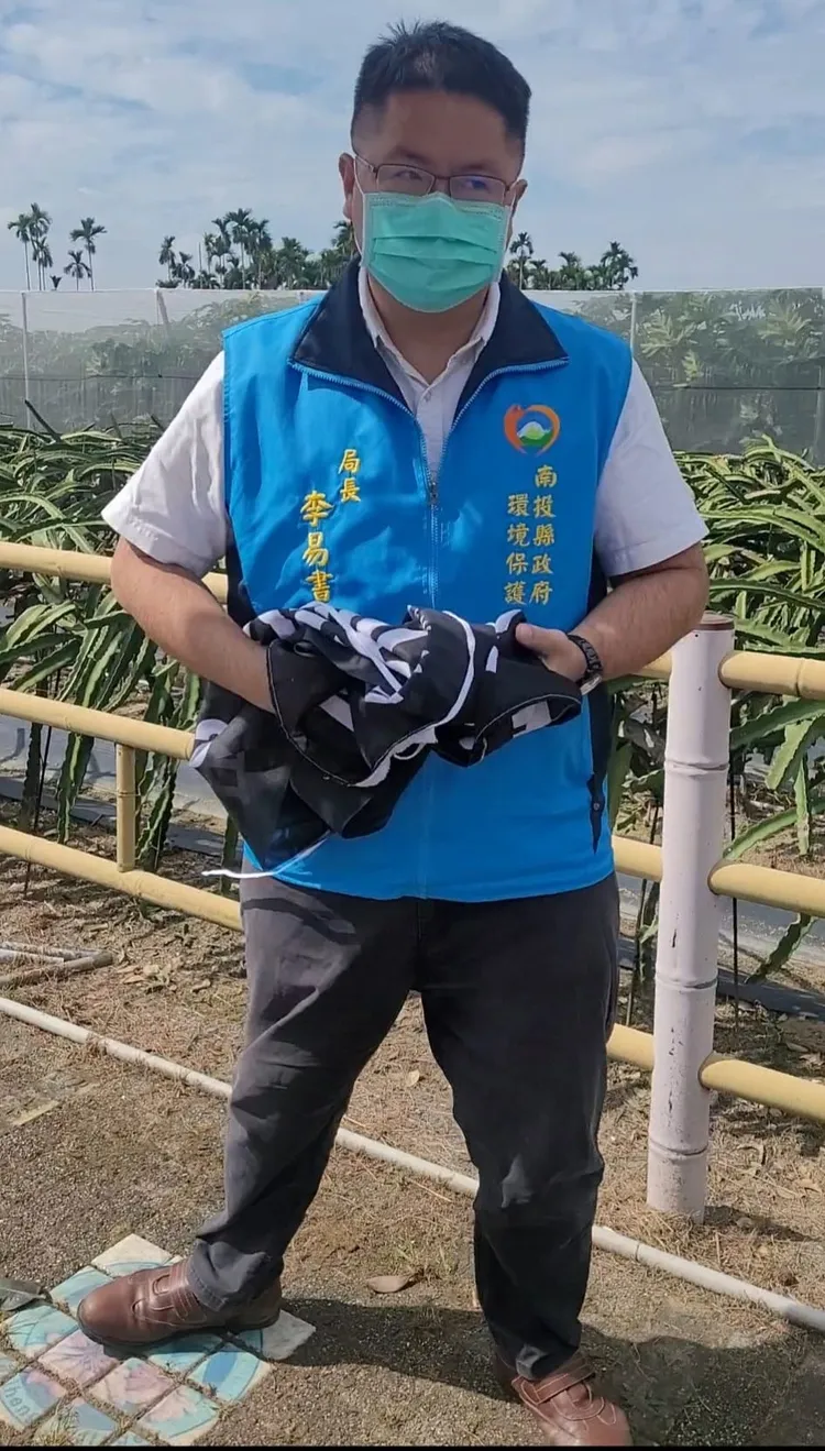 陳先生發現拆布條的人，其實就是環保局長李易書本人。陳先生提供