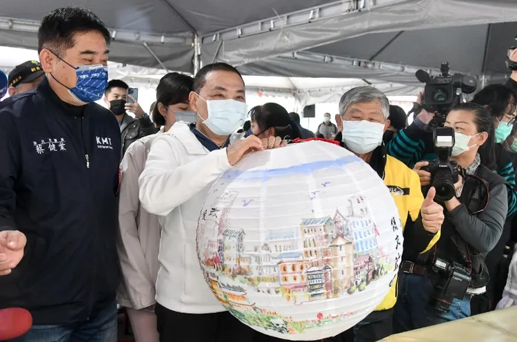 侯友宜與市民一起體驗彩繪燈籠。市府提供
