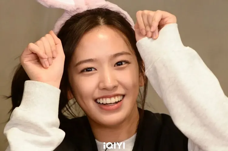 IVE成員安俞真展現搞笑綜藝魂讓全昭旻直喊「她是我的菜」。愛奇藝國際站提供