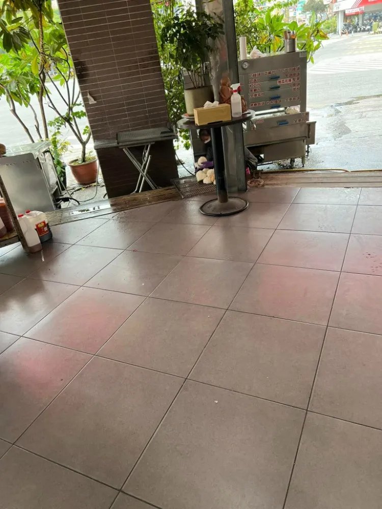 阿姨把掉到地上的包子一個個撿回來繼續蒸。翻攝爆料公社