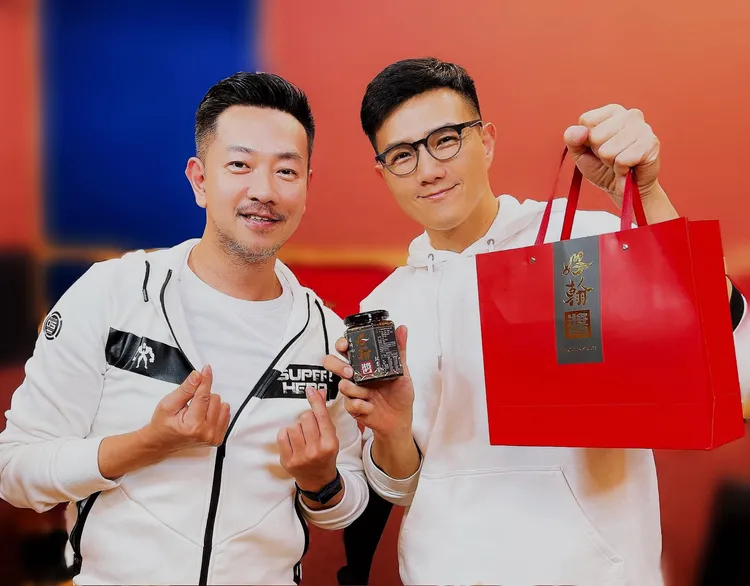 江俊翰（左）送老友蔣偉文限量干貝醬禮盒。翻攝江俊翰臉書