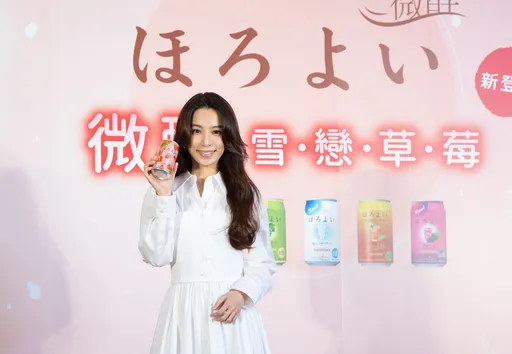 女神田馥甄幸运数字加持 身分证有「3」爽喝期间限定草莓沙瓦