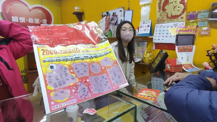 簡小姐幫顧客掃描中獎刮刮樂。黃子騰攝