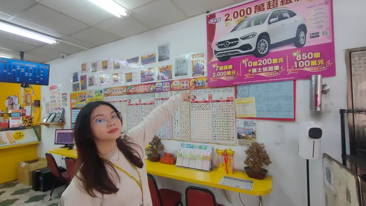 簡小姐說當時同學們看到這一張廣告決定集資買刮刮樂。黃子騰攝