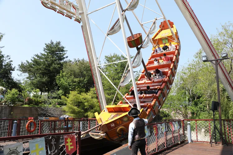 「探險虎克」以最大傾斜度88度的巨幅擺動，令人尖叫不已。麗寶提供