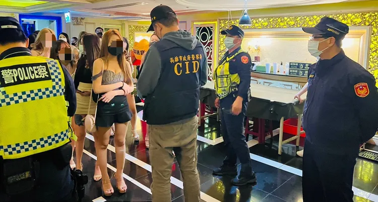 酒店女配合警察盤查身分。民眾提供