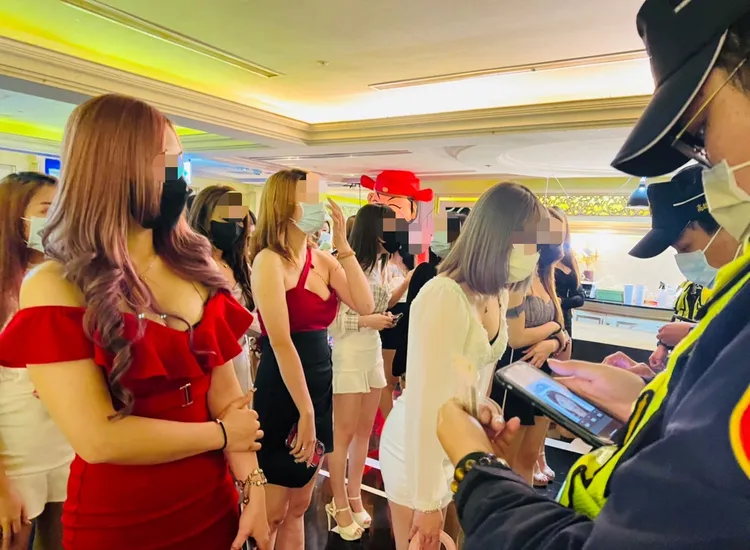 爆乳酒店妹乖乖接受警察臨檢。民眾提供