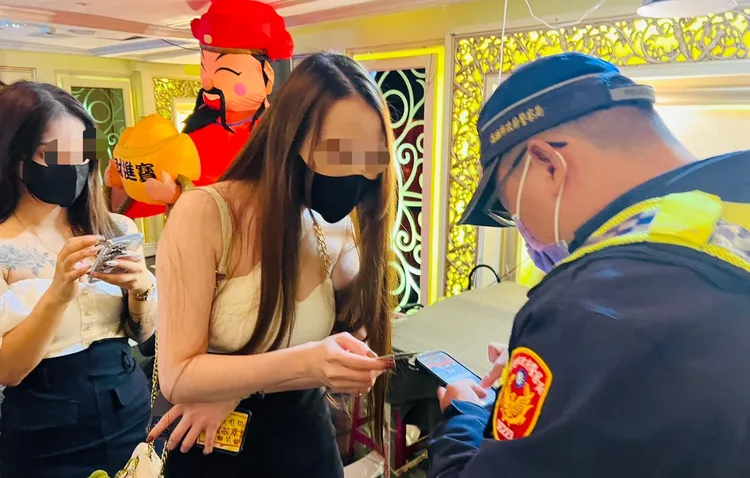 警察臨檢酒店。民眾提供