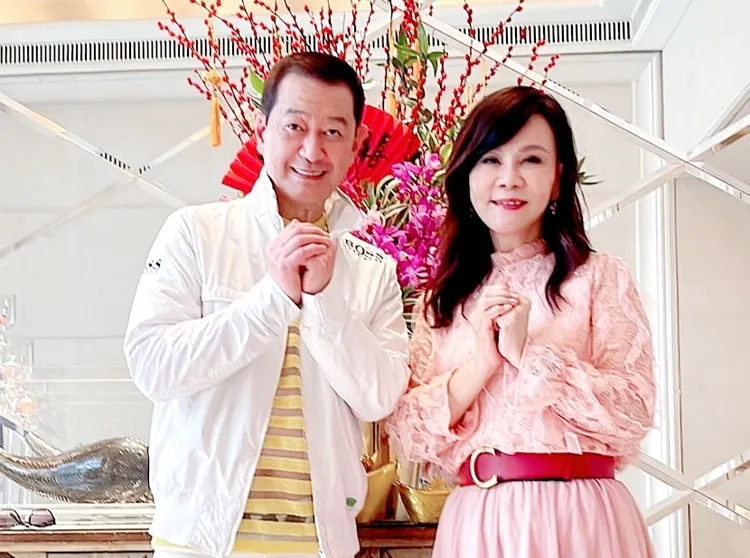 龍千玉（右）與蔡小虎過年在新加坡開唱。萬星傳播提供