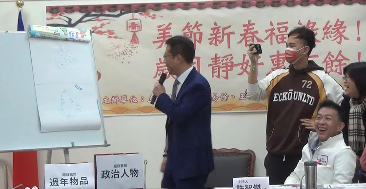 張宏陸誤把韓國瑜(禿子跟著月亮走)認成高嘉瑜。林林攝