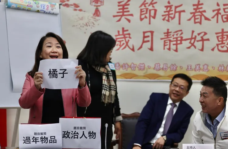 羅美玲抽到的政治人物為「韓國瑜」，過年物品為「橘子」。林林攝