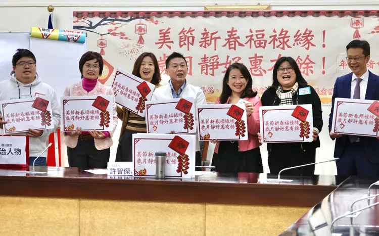 民進黨立委（左起）蔡易餘、陳素月、林靜儀、許智傑、羅美玲、王美惠與張宏陸相揪初二來玩立院版「傳情畫意」。林林攝