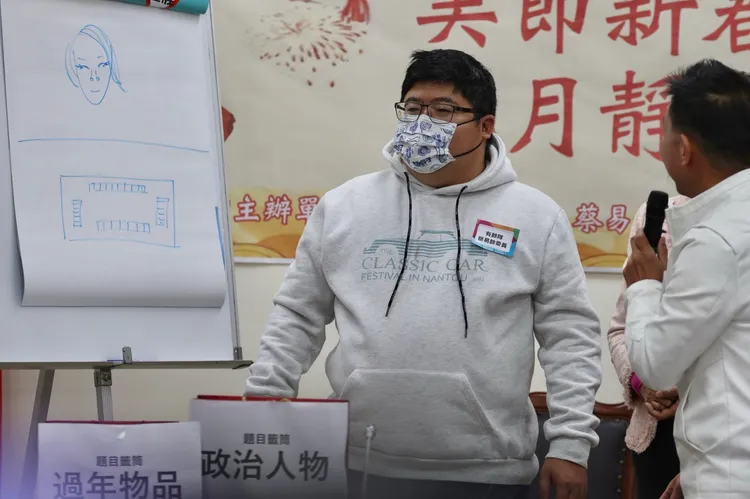 蔡易餘負責猜題。林林攝
