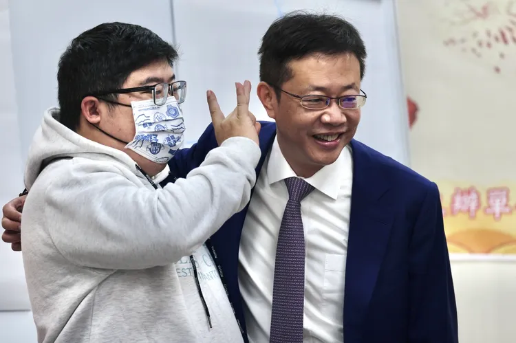 張宏陸代替另外2名隊友受蔡易餘「彈耳朵之刑」。林林攝