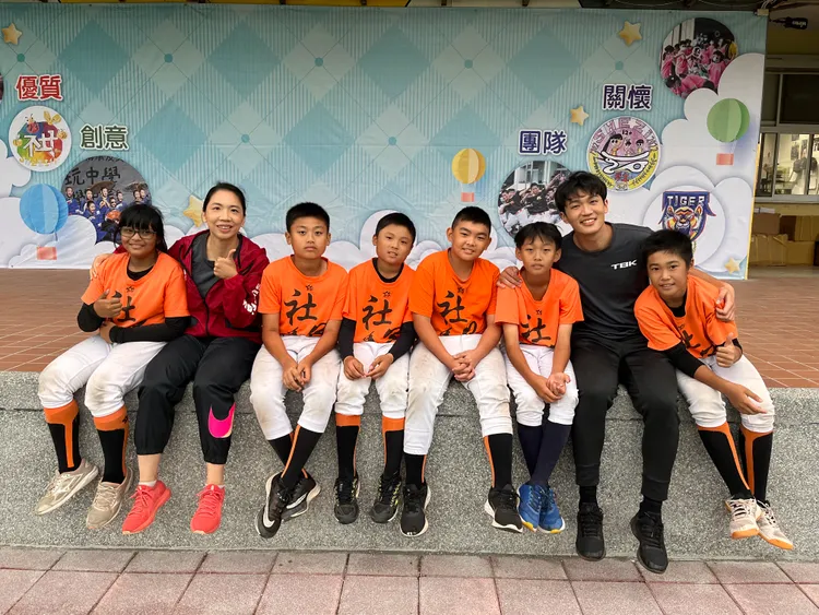 程文欣（左二）與呂佳彬與同學相見歡。巨宸製作提供