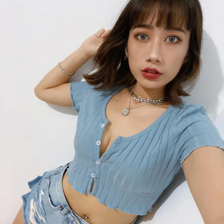 「踢娜吸」有著大眼又性感的身材。翻攝IG/thisistinac