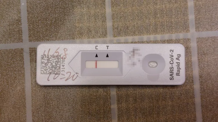 林男用酒精擦掉舊的確診日期，竄改多請7天防役假，結果QR  CODE號碼相同被查獲。示意畫面，楊永盛攝