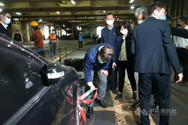 交通部長王國材13日至花蓮港視察海運疏運狀況，車輛由航港局人員代駕登上台北快輪後，還需固定，防止船隻搖晃時鬆脫。中央社