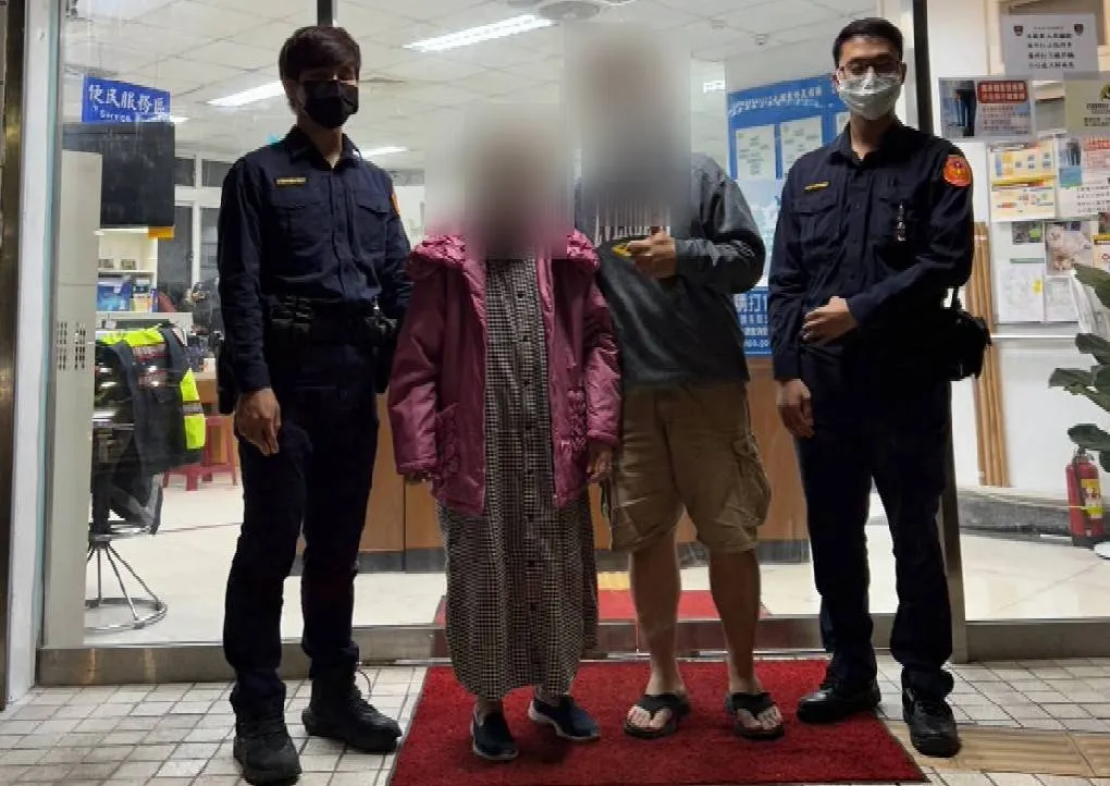 警方協助老婦人返家。翻攝畫面