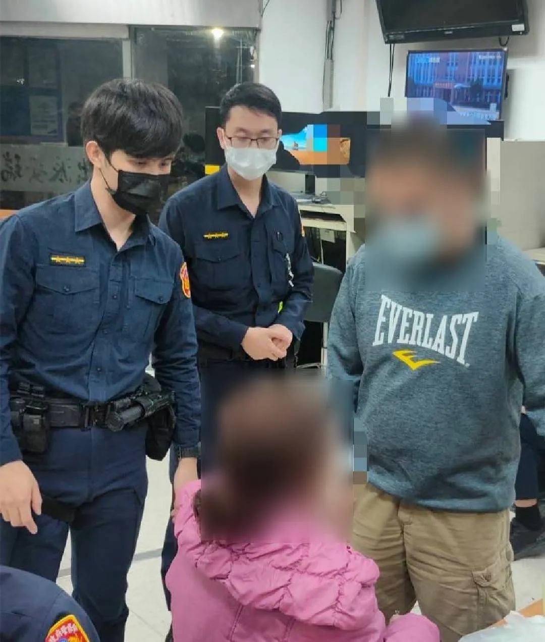 警方聯繫上老婦人的兒女前來派出所。翻攝畫面