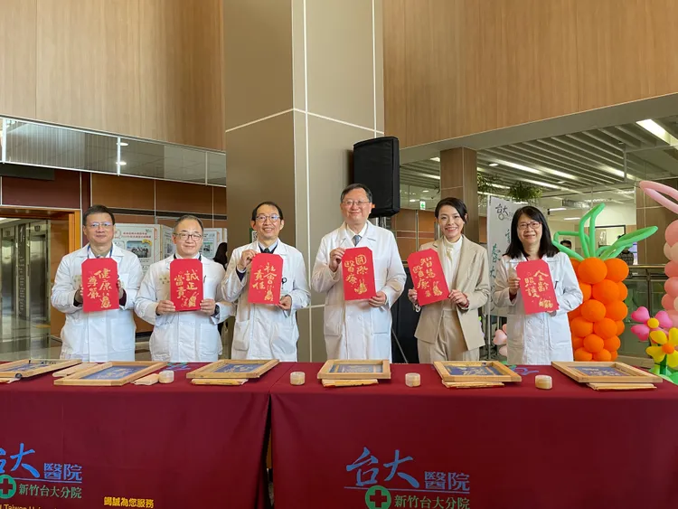 高虹安與台大醫療團隊，一同絹印該院核心價值及重要醫療成果。院方提供