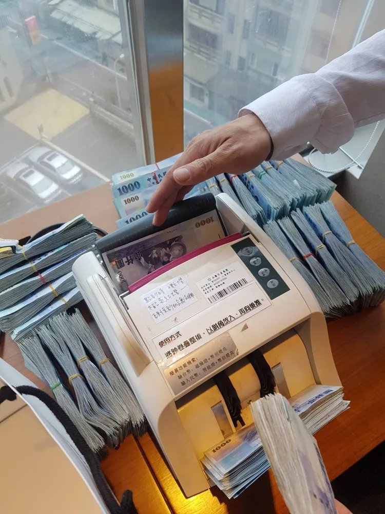 小彤用現金買房，仲介公司得用點鈔機才算完。小彤提供