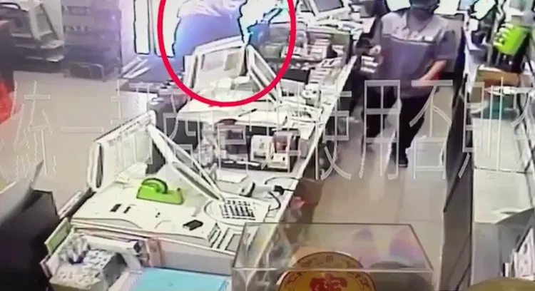 詹姓男子到超商寄出提款卡，由詐騙集團領取。翻攝畫面