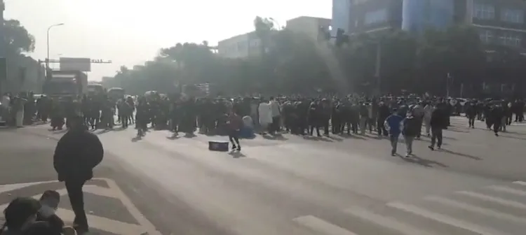 網路流傳影片顯示，重慶Zybio快篩廠區7日有大批員工抗爭。路透社