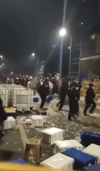 參與抗爭的人員頻頻朝警方拋擲塑膠箱、紙箱、凳子與快篩試劑，場面激烈。翻攝推特@QingenXu