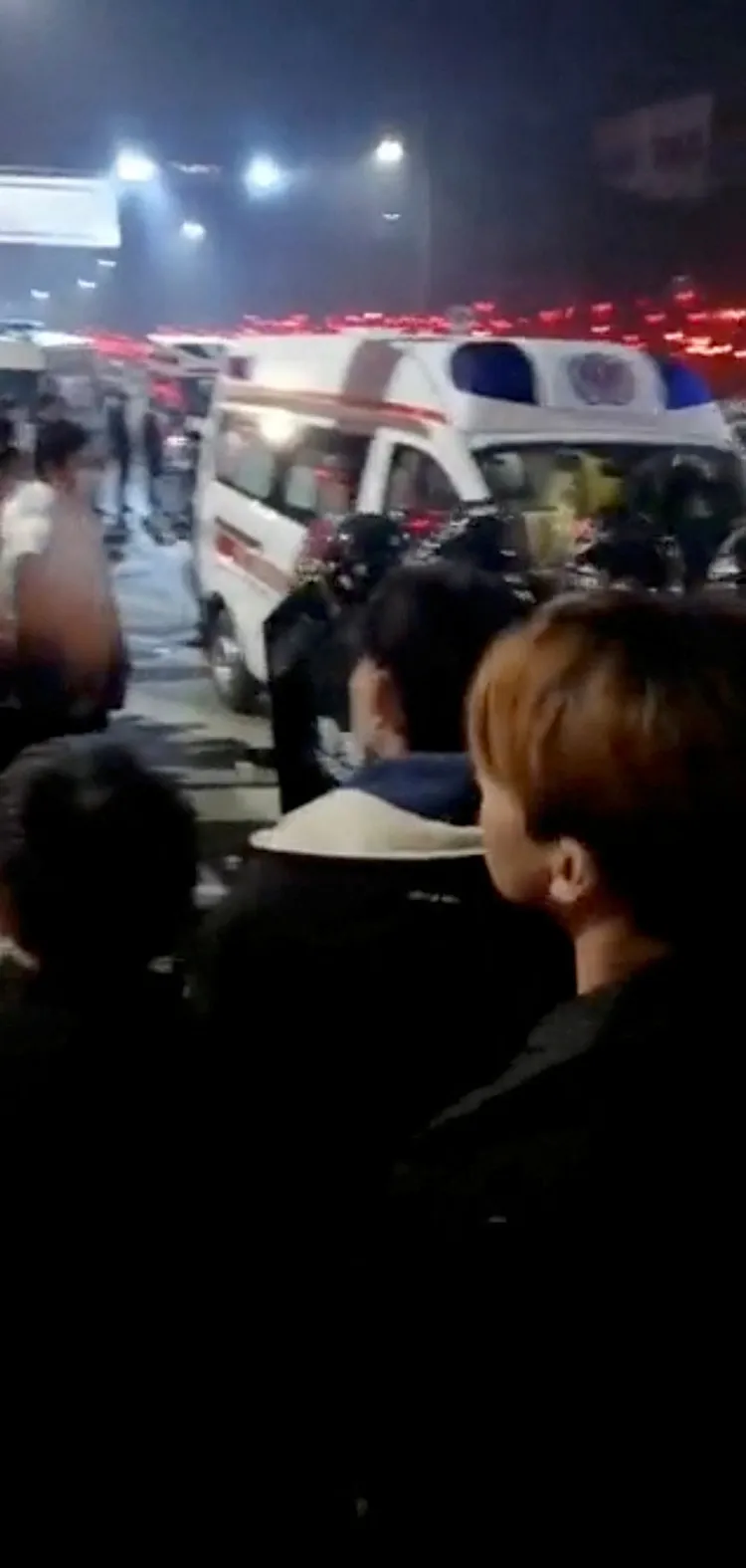 網路流傳影片顯示，重慶市當局也派出救護車到場因應。路透社