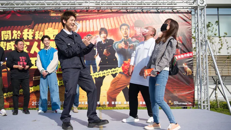 林柏宏（左）和幸運粉絲互動。金盞花大影業提供