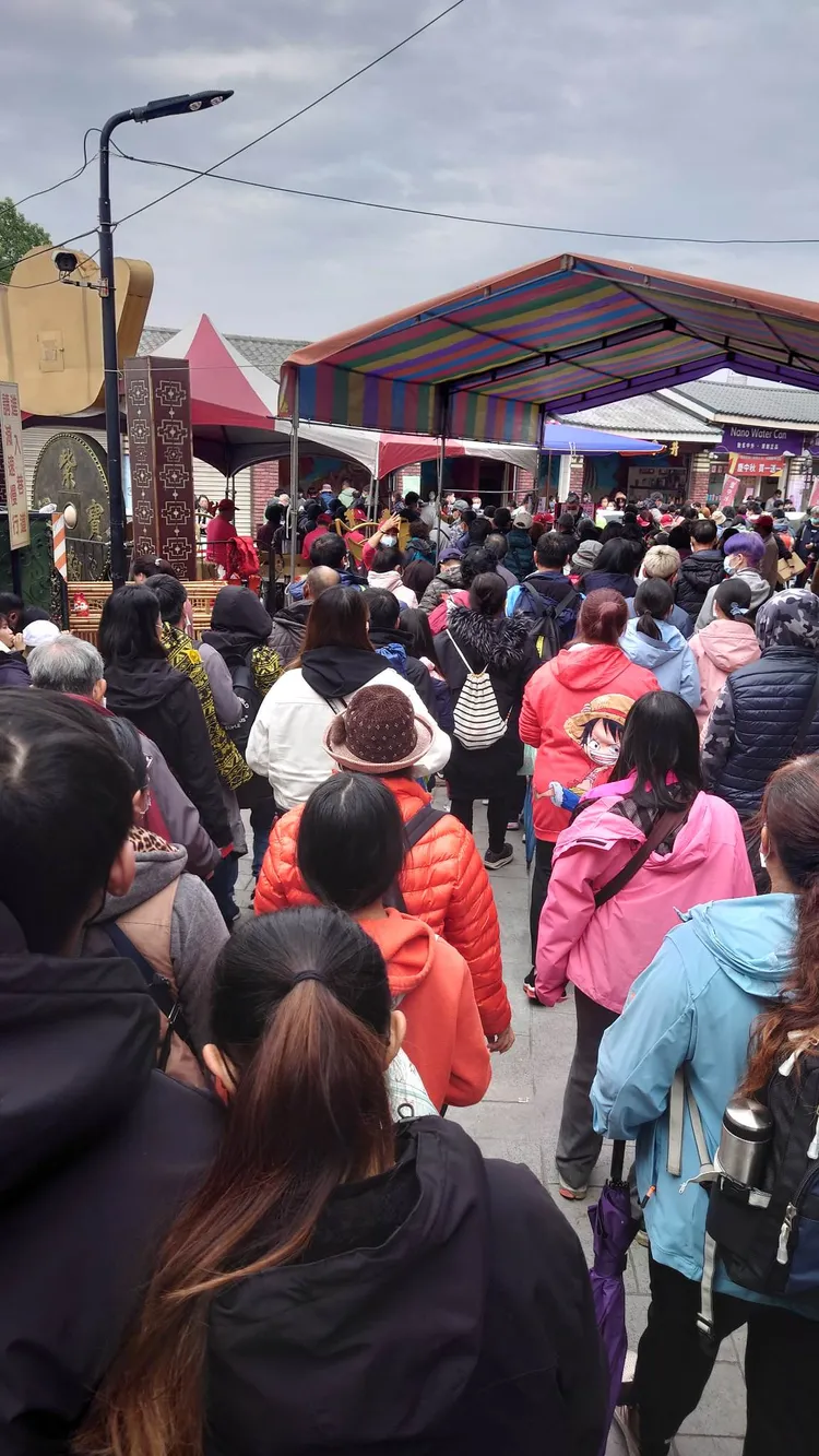 今天紫南宮排隊搶錢母人龍。翻攝張芊卉臉書