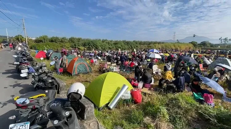 昨天田裡一頂頂的帳篷蔚為奇觀。民眾提供