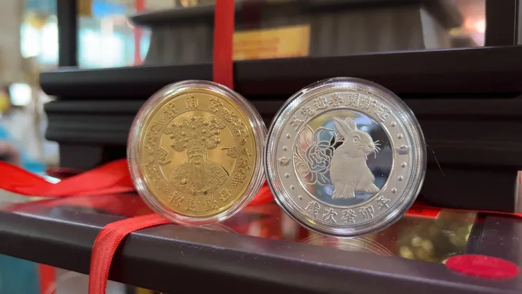 紫南宮今年發佈新款錢母，元旦當天可以領取銀錢母1枚。田兆緯攝