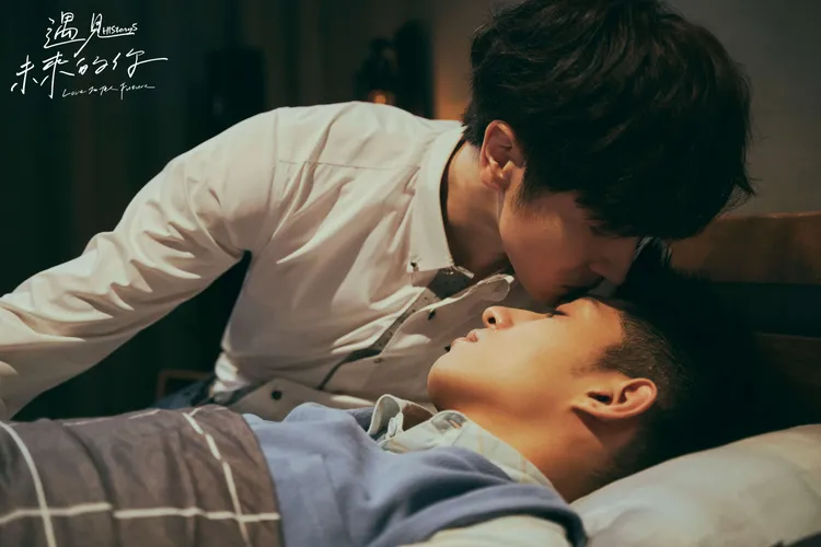 《HIStory5-遇見未來的你》徐韜遭同事霸凌受困冷凍庫，陳璽安（上）及時搶救暖心照顧。LINE TV提供