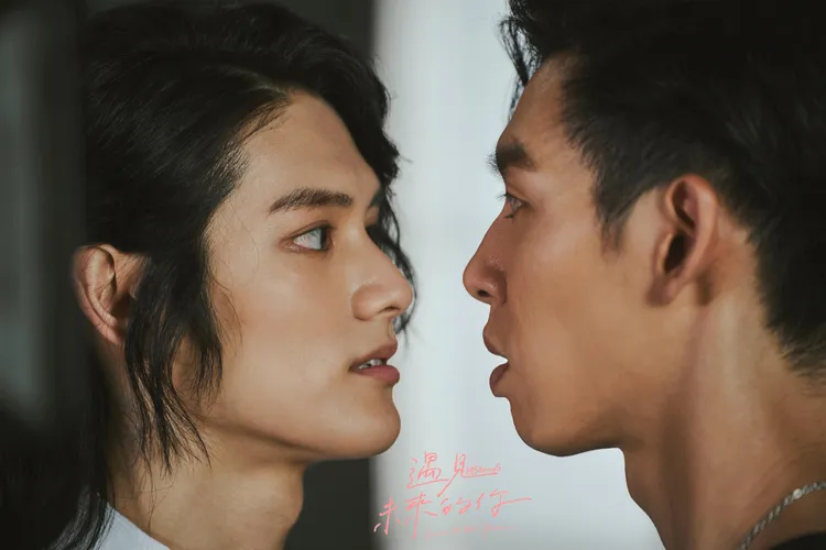 張碩航（左）在劇中心儀王肇緯。LINE TV提供