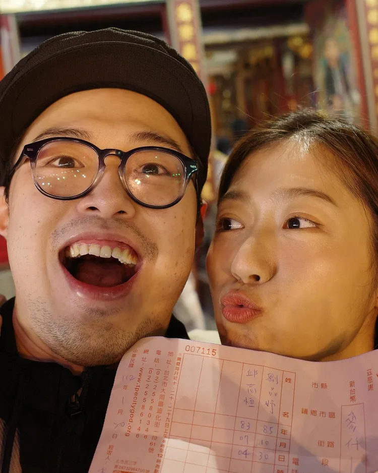 劉品妤和邱志恆拜月老還願。翻攝自邱志恆IG