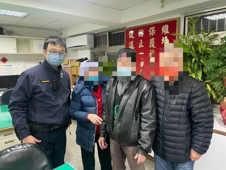 警方助老翁與家人團聚。翻攝畫面