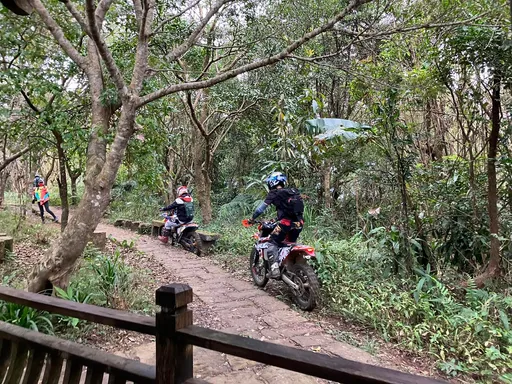 烏尖連峰多段地面光凸凸!師嘆越野車害寸草不生 登山童怒「吵死又臭」
