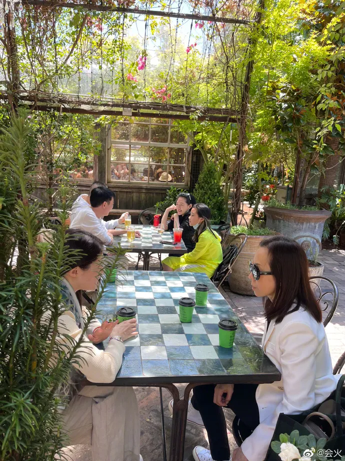 小S與許老三在雪梨餐廳被拍到，與她分享照片衣服一致。翻攝會火微博